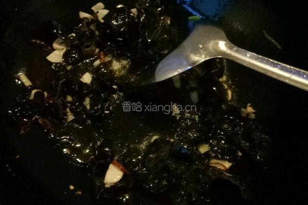 包菜炒木耳的做法图解5