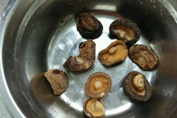 土豆炖排骨的做法图解1