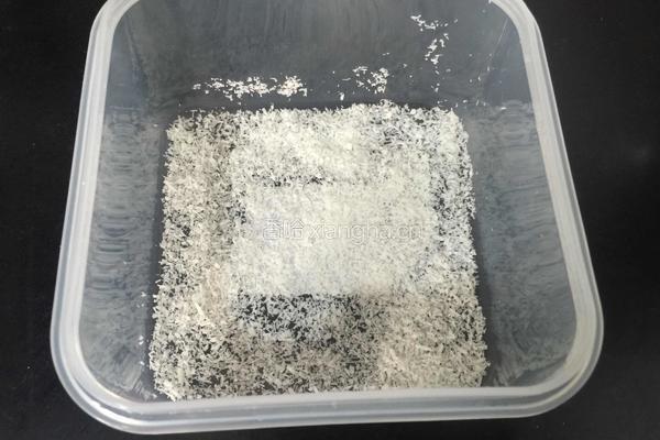 椰丝小方的做法图解1