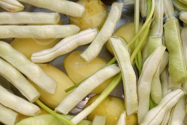 土豆扁豆炖肉的做法图解1