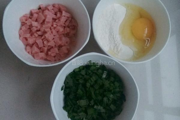 韭菜火腿鸡蛋饼的做法图解1