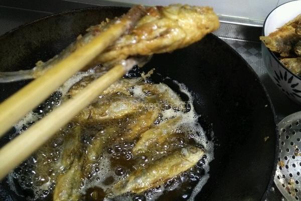 新手炸小鱼的做法图解4