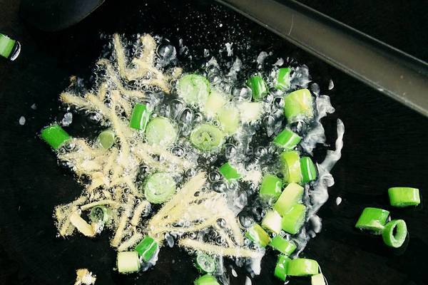 蒜苔炒鸡肉的做法图解6