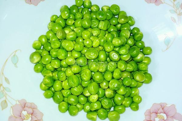 豌豆香菇炒腊肠的做法图解1