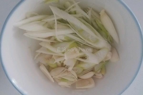 木耳炒蒜薹的做法图解2