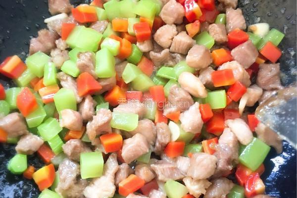莴笋胡萝卜炒肉丁的做法图解6