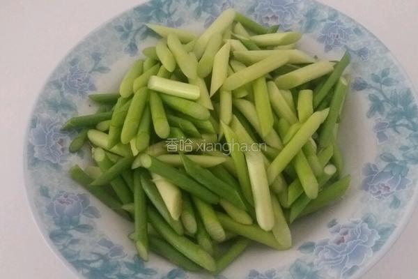 木耳炒蒜薹的做法图解1