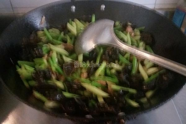 木耳炒蒜薹的做法图解10