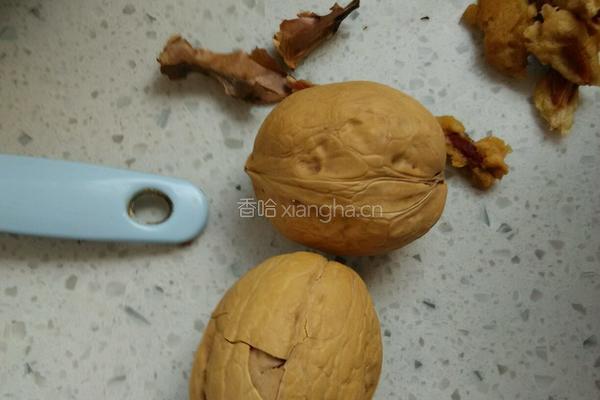 大米核桃红枣粥的做法图解1