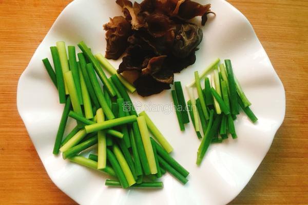 蒜薹木耳炒鸡蛋的做法图解4