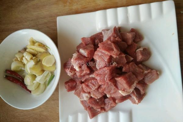 牛肉炖土豆的做法图解1