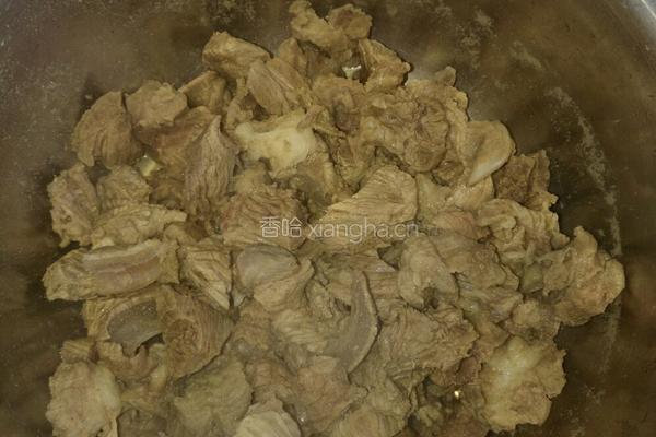 牛腩炖土豆的做法图解1