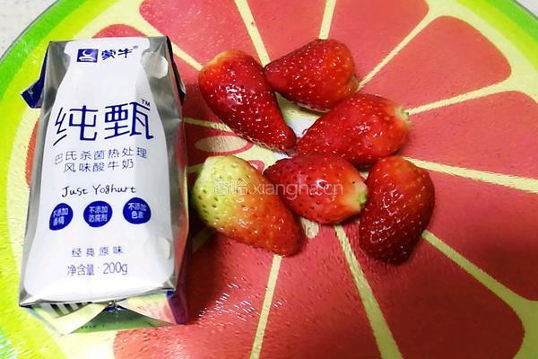 草莓奶昔的做法图解1