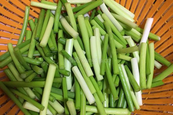 蒜苔炒腊肉的做法图解1