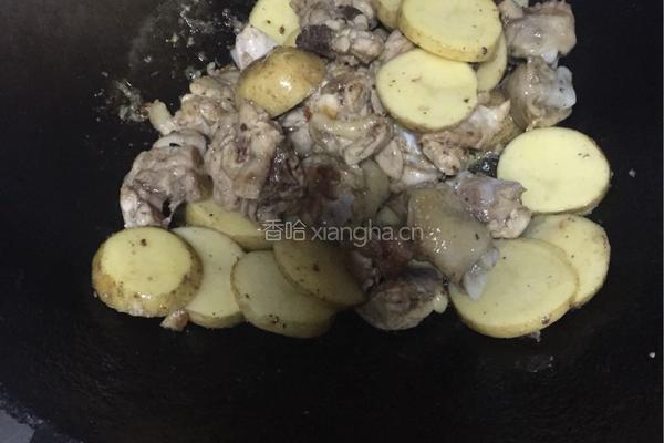鸡腿红烧土豆片的做法图解3