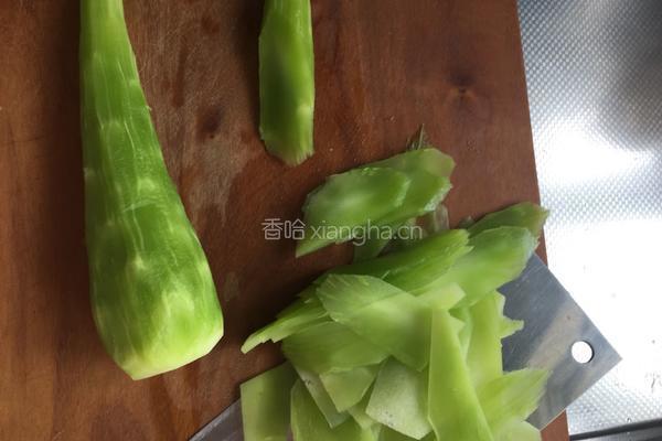 土猪肉炒莴笋片的做法图解1