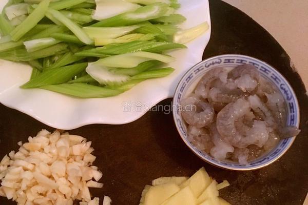芹菜炒虾仁的做法图解1