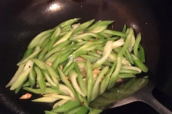 芹菜炒虾仁的做法图解3