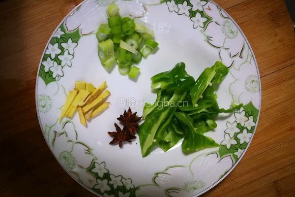 土豆茄子烧木耳的做法图解1