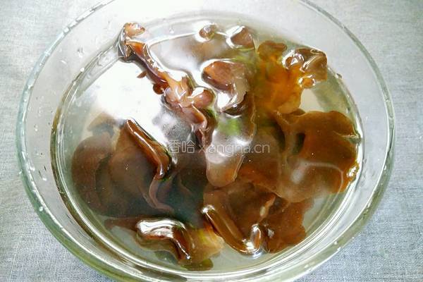 虾皮韭菜炒木耳的做法图解1