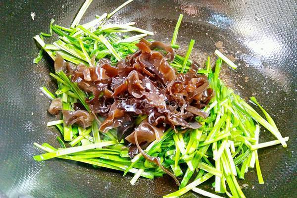 虾皮韭菜炒木耳的做法图解7