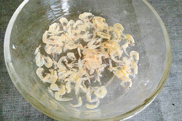 韭菜虾皮炒鸡蛋的做法图解1