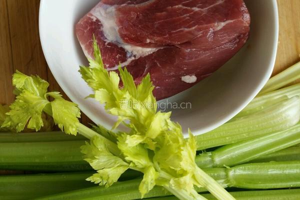 芹菜大肉饺的做法图解2