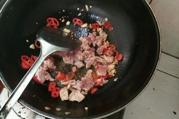 手撕包菜炒肉的做法图解3