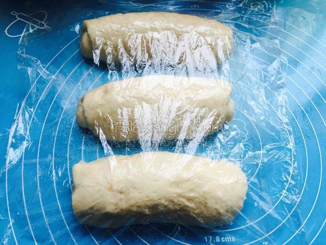 三个全部卷好后盖上保鲜膜醒15分钟。