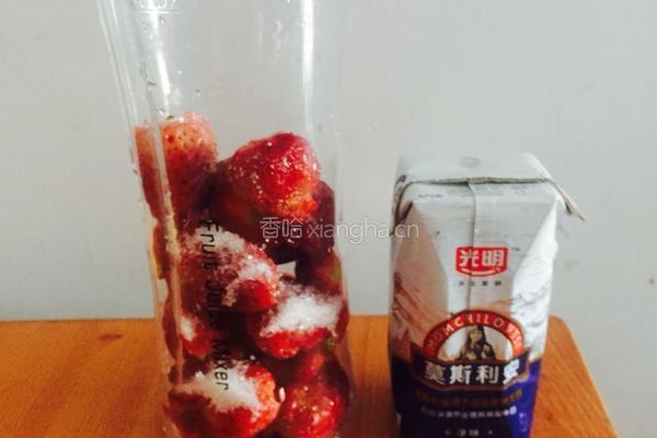 草莓奶昔的做法图解1