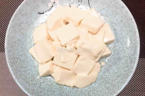 皮蛋豆腐的做法图解1