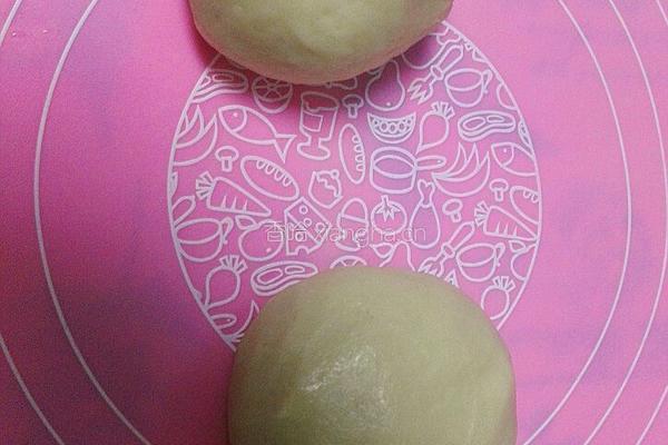 莲蓉蛋黄酥的做法图解2