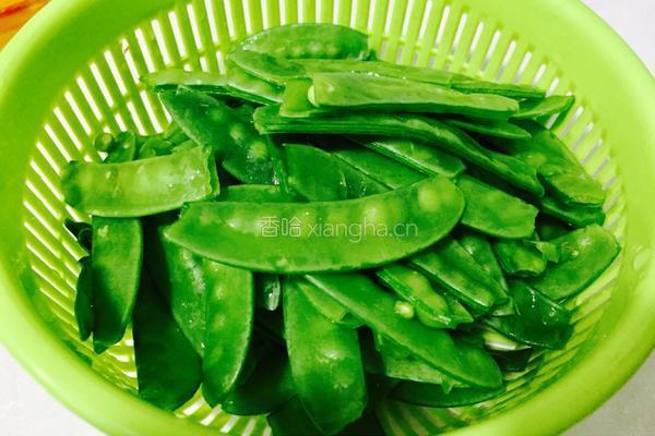 墨鱼炒荷兰豆的做法图解3
