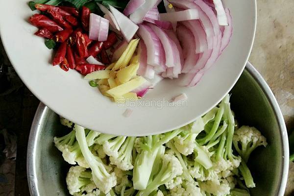老干妈炒菜花的做法图解1