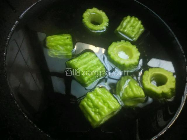 烧水把苦瓜烫一下