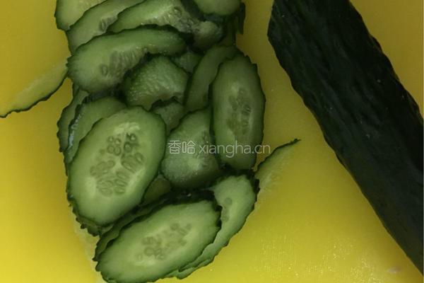黄瓜豆皮炒鸡蛋的做法图解1