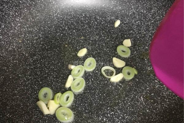 黄瓜豆皮炒鸡蛋的做法图解4