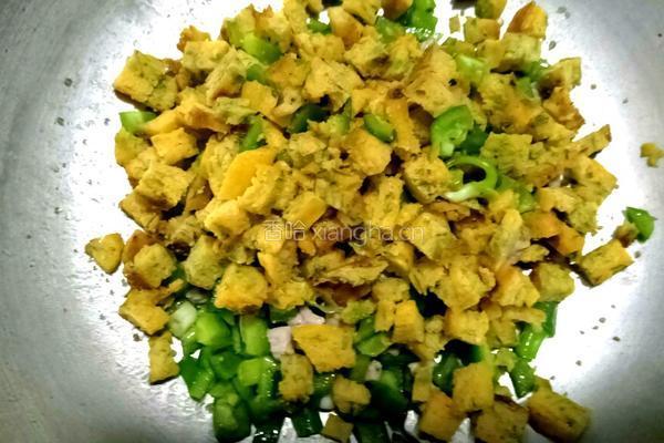 榆钱玉米饼炒肉丁的做法图解5