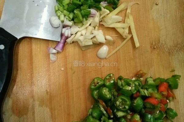 辣椒炒肉的做法图解1