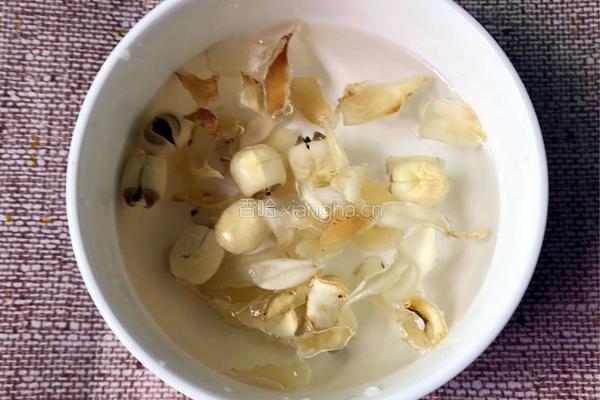 银耳鸡蛋糖水的做法图解2