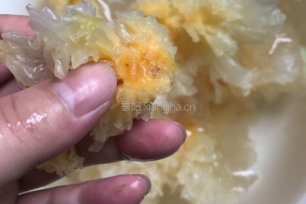 银耳鸡蛋糖水的做法图解3