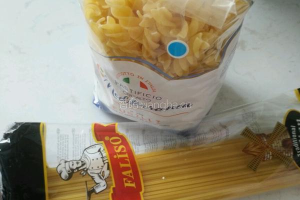 炒意面的做法图解1