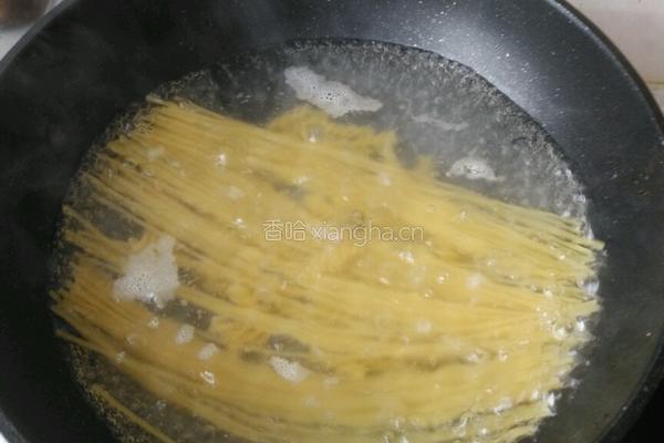 炒意面的做法图解2