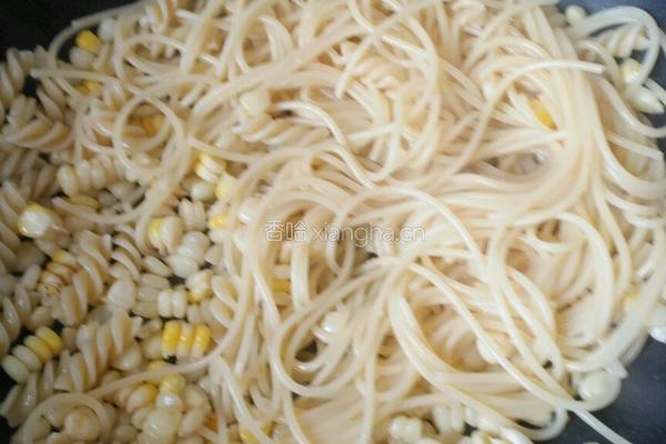 炒意面的做法图解3