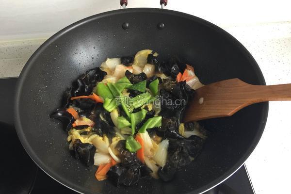 娃娃菜炒木耳的做法图解8