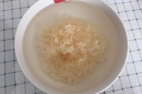 红枣银耳羹（电饭煲版）的做法图解1