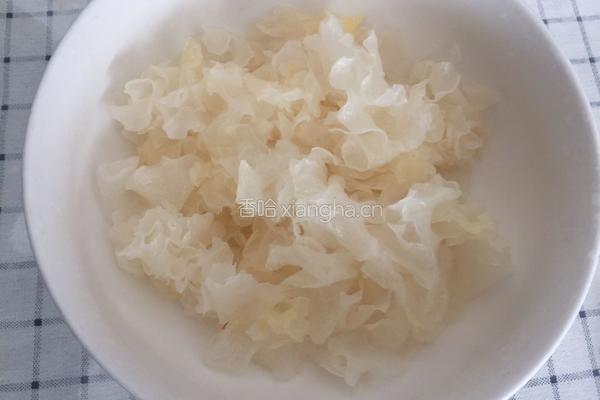 红枣银耳羹（电饭煲版）的做法图解2