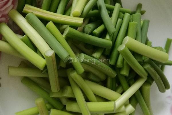 蒜苗肉丝的做法图解1