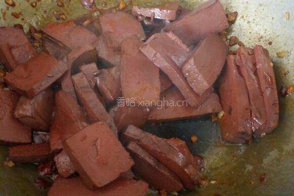 豆瓣酱炒猪血的做法图解5