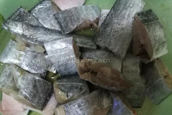 红烧带鱼鱿鱼的做法图解2